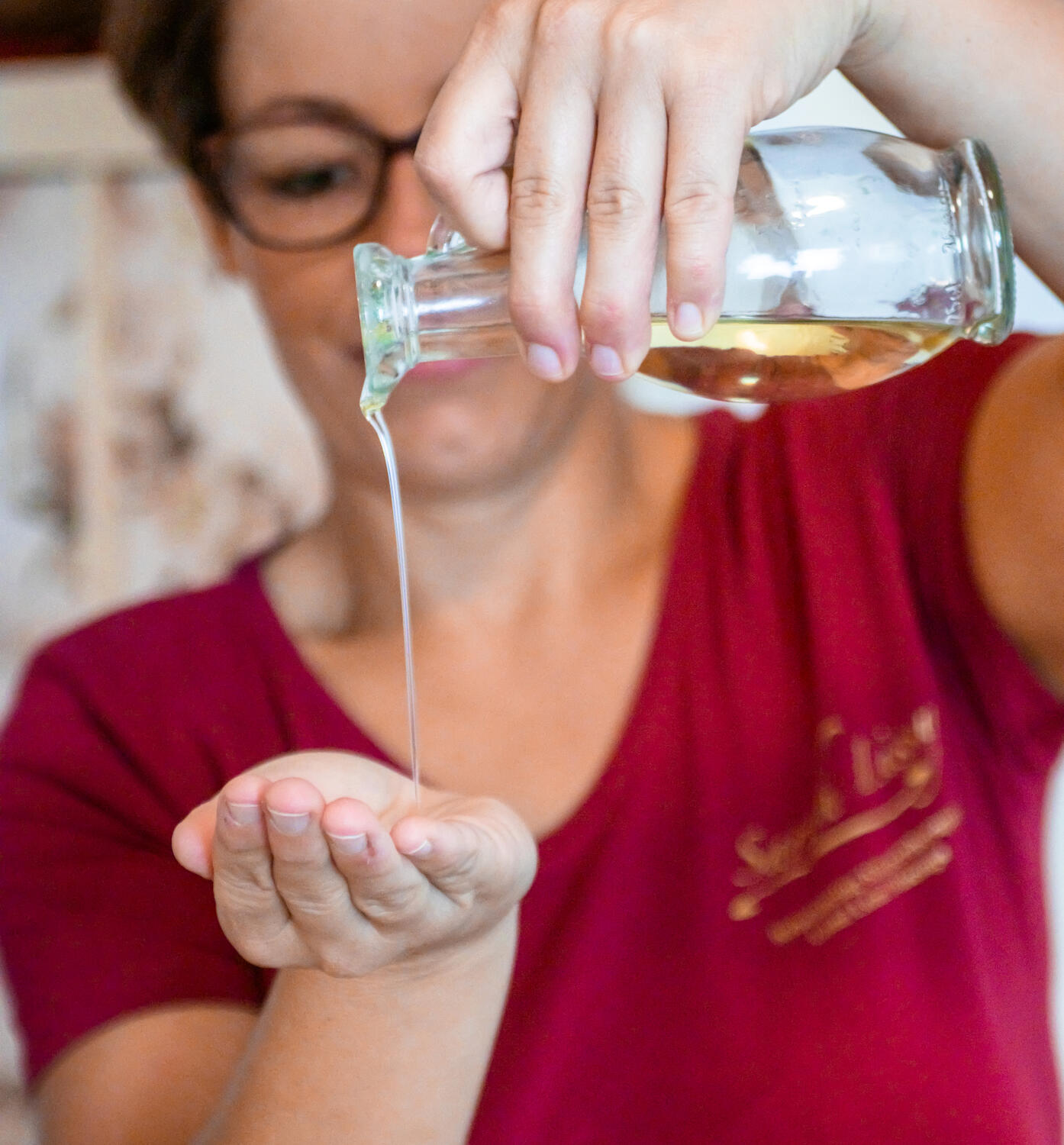 Masseuse mit Flüssigkeit (Öl) handwerk Massage Masseuse selbstständige unternehmensfotografie duisburg