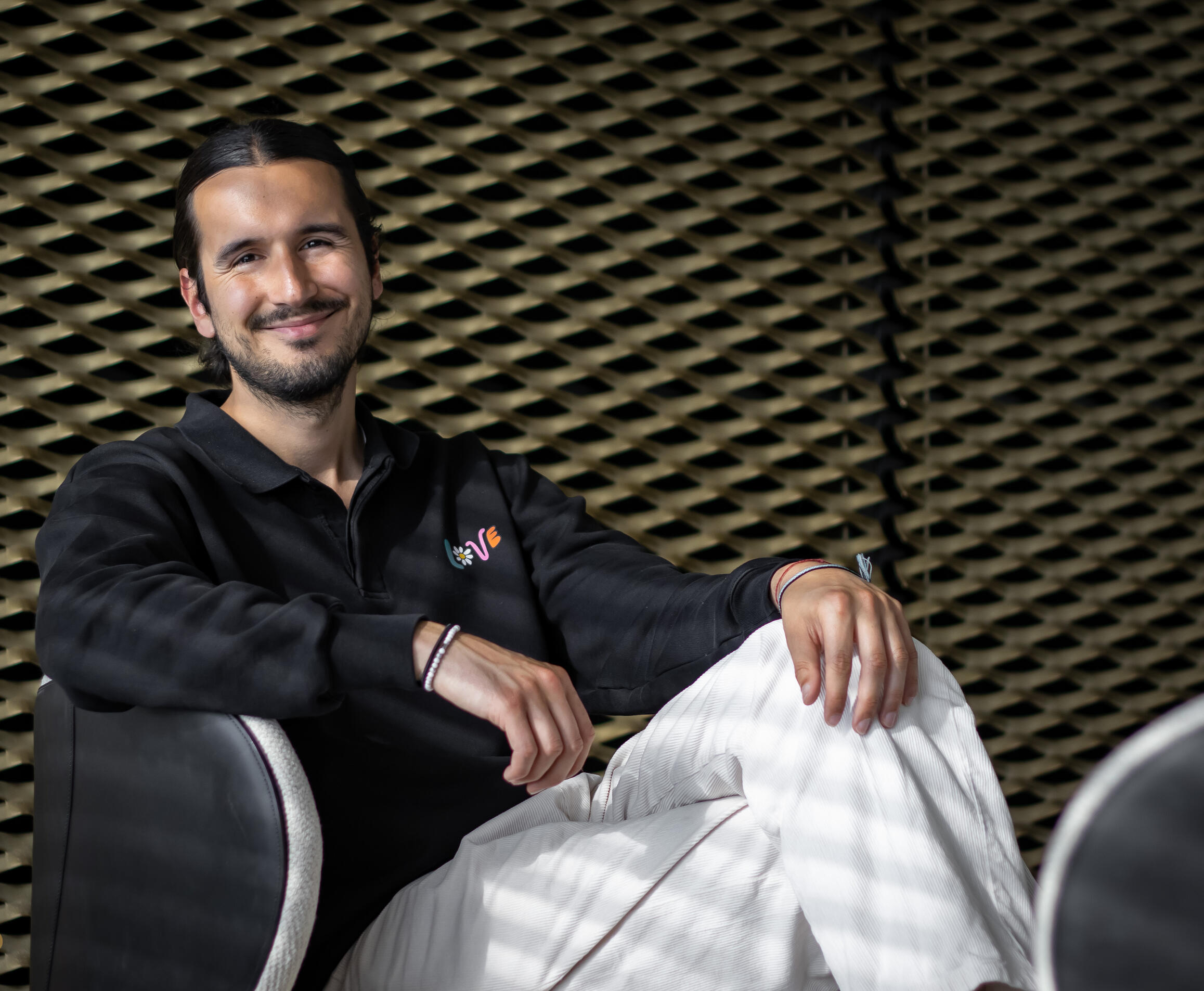 Mann im Sessel, lächelnd businessportrait unternehmer duisburg büro