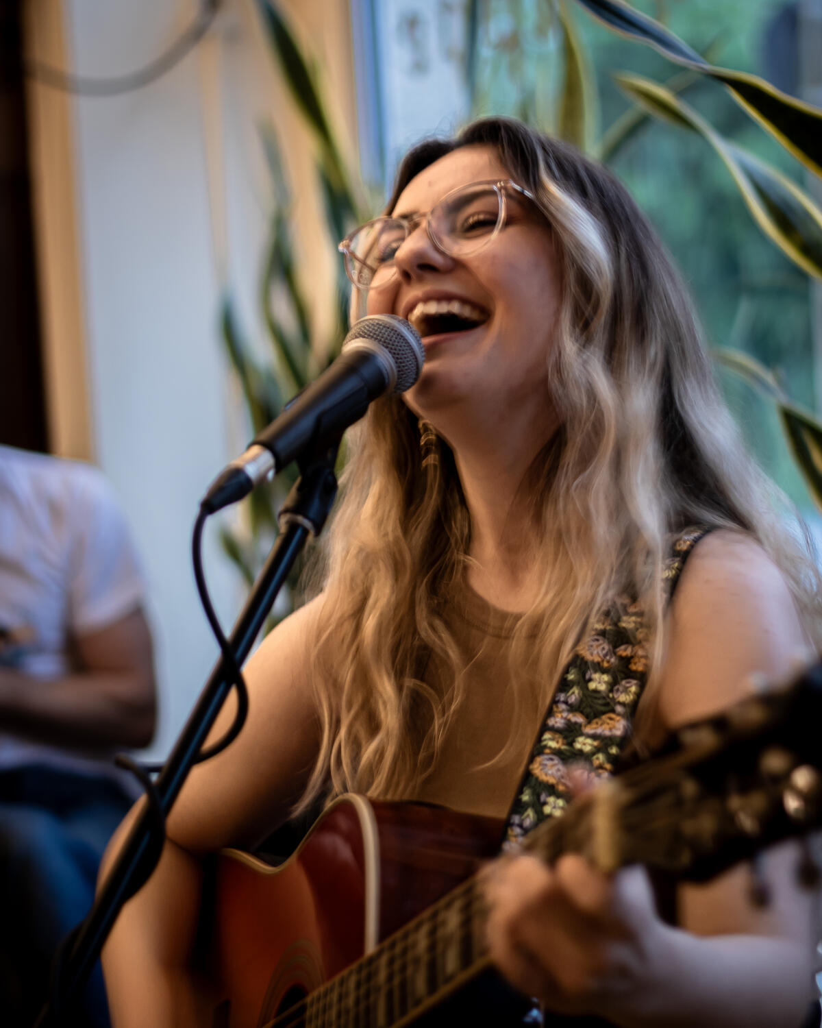 Musikerin mit Gitarre businessportrait selbstständige musikerin duisburg