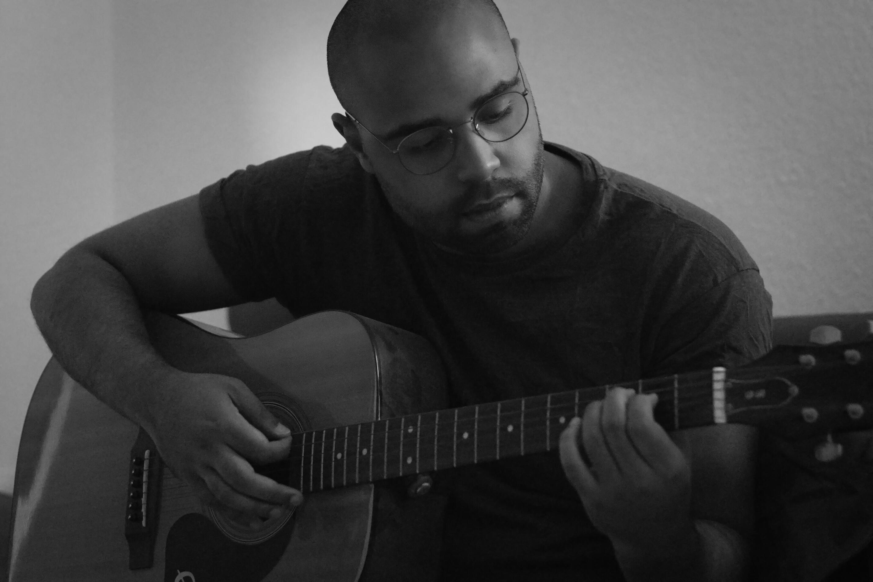 Mann spielt Gitarre portrait mann natürlich indoor Gitarre