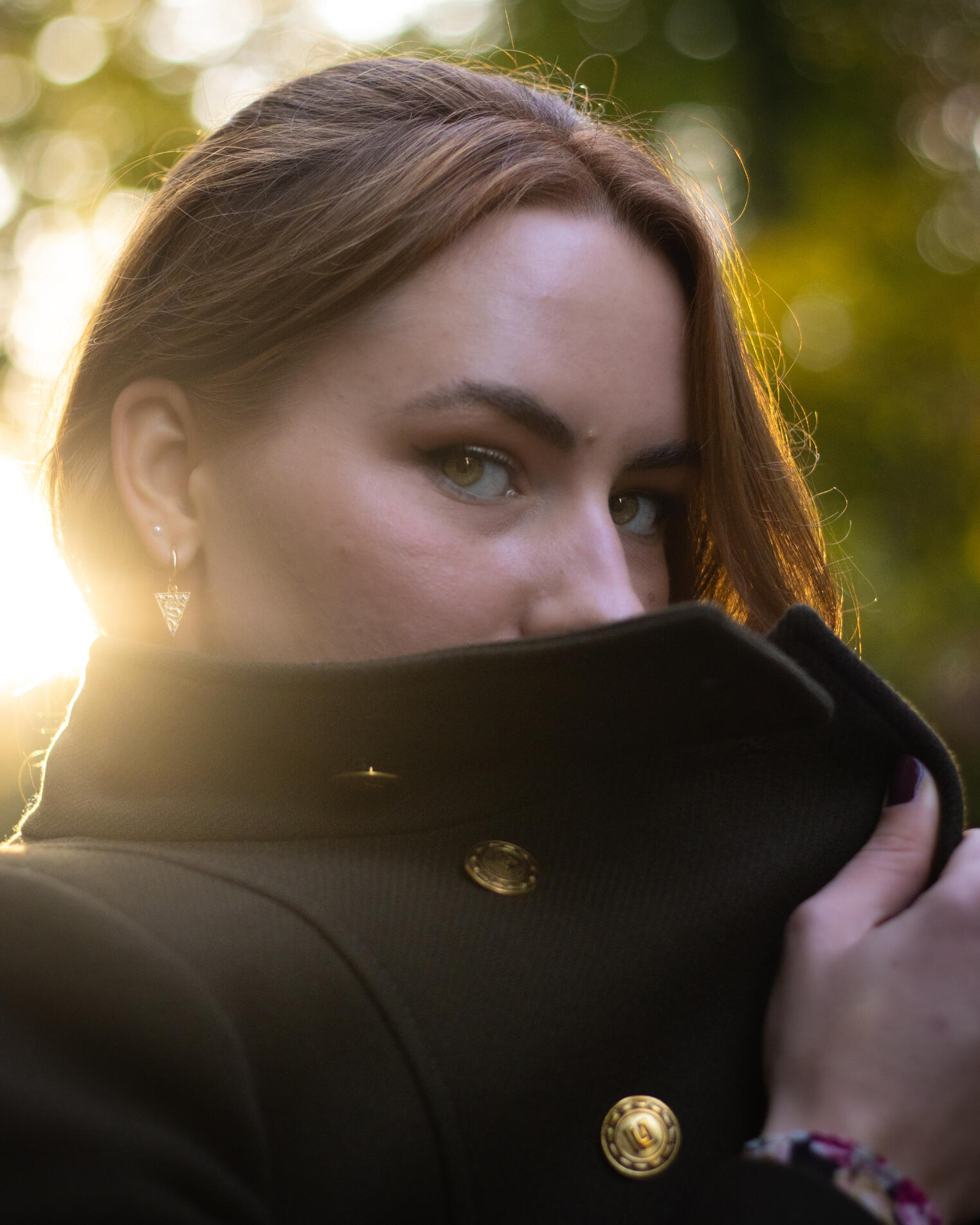 Frau Gesicht versteckt im Mantel portrait frau natürlich outdoor
