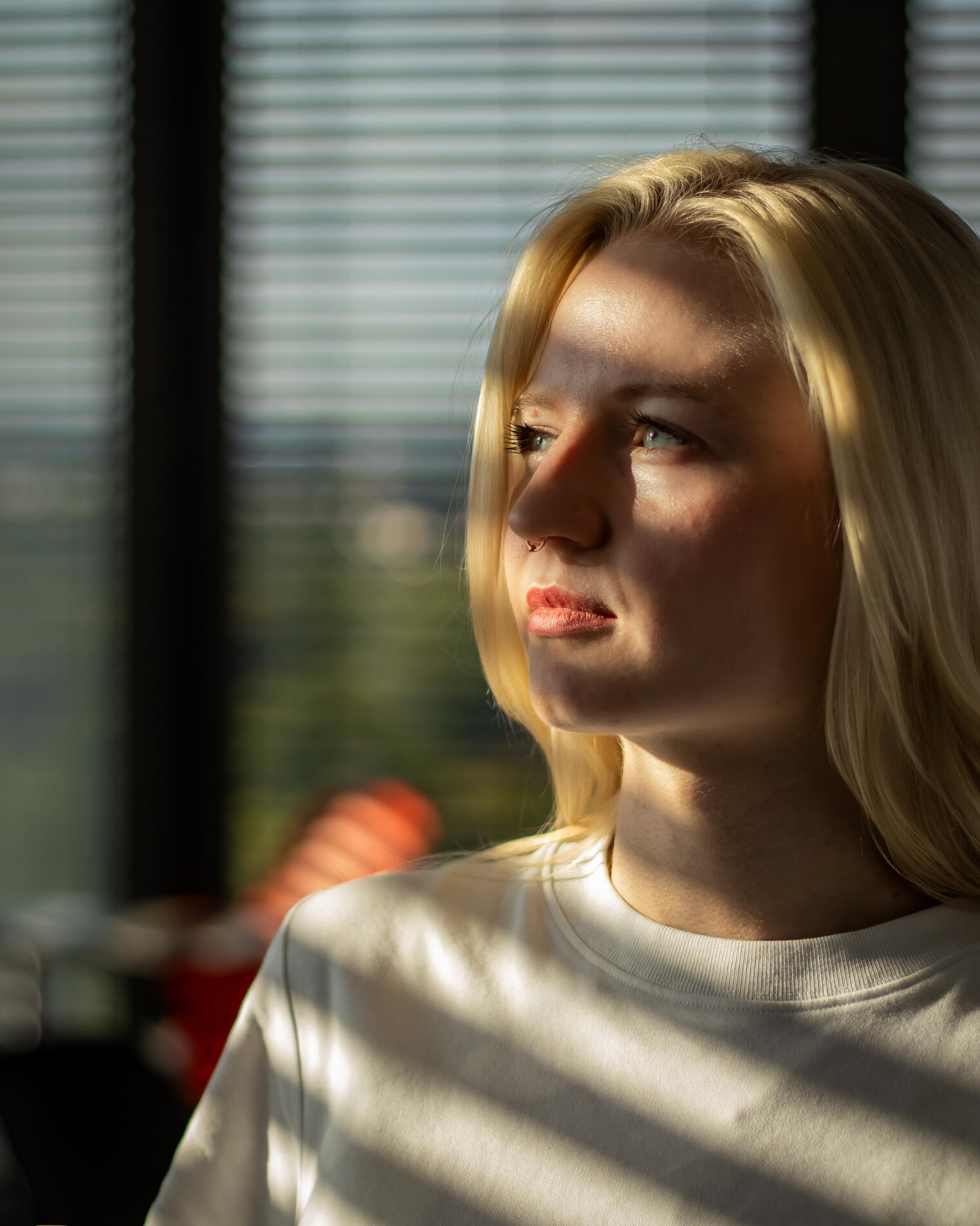 Frau im Fensterlicht portrait frau natürlich indoor