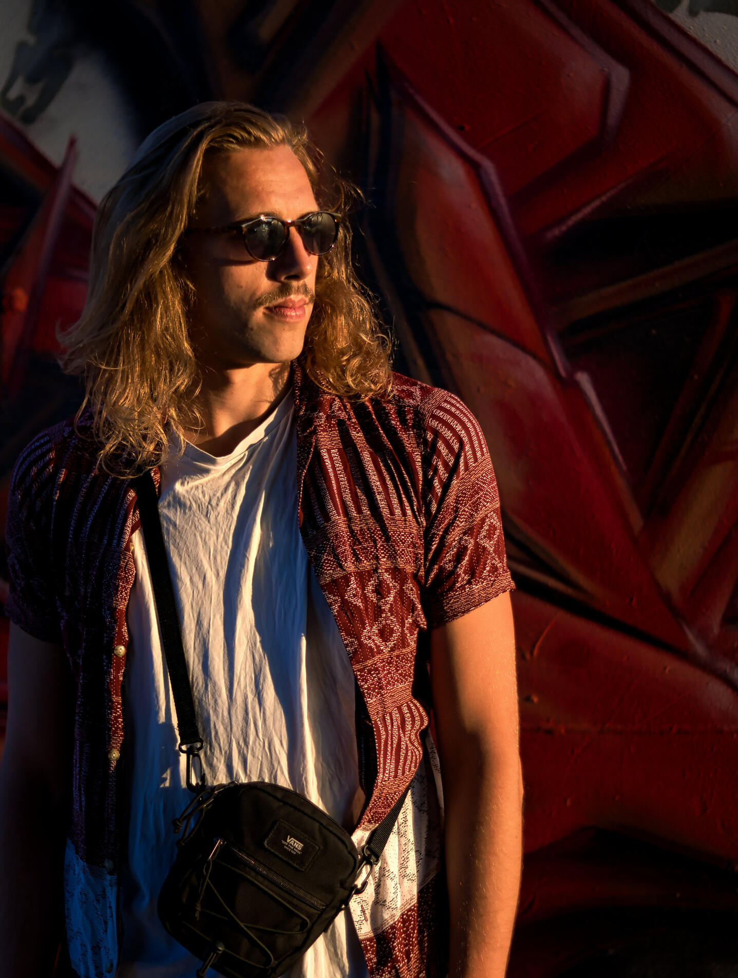 Mann mit langen Haaren portrait mann natürlich outdoor