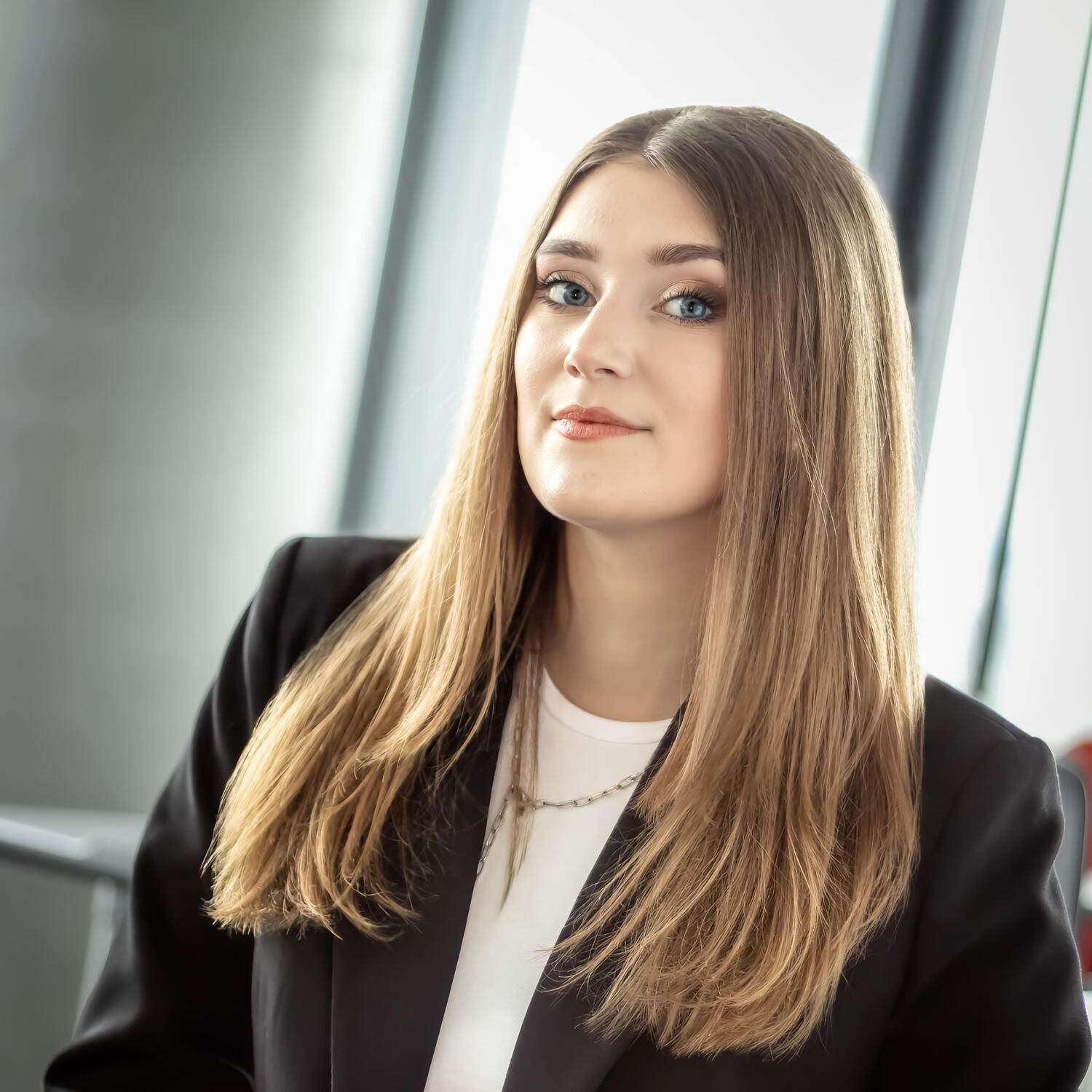 Frau mit langen Haaren im Büro bewerbungsfoto frau büro duisburg