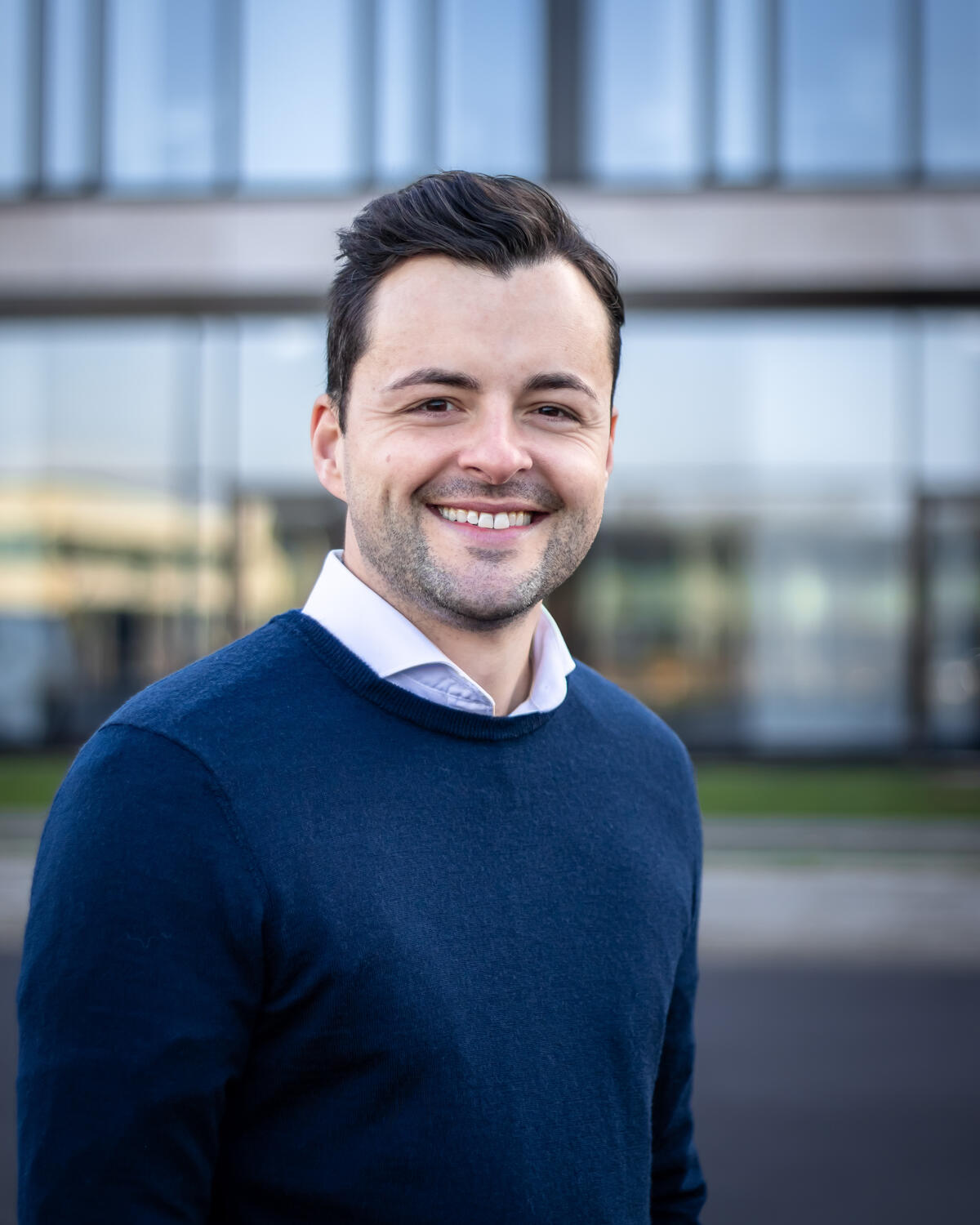 Mann mit Pullover draußen businessportrait mann duisburg modern