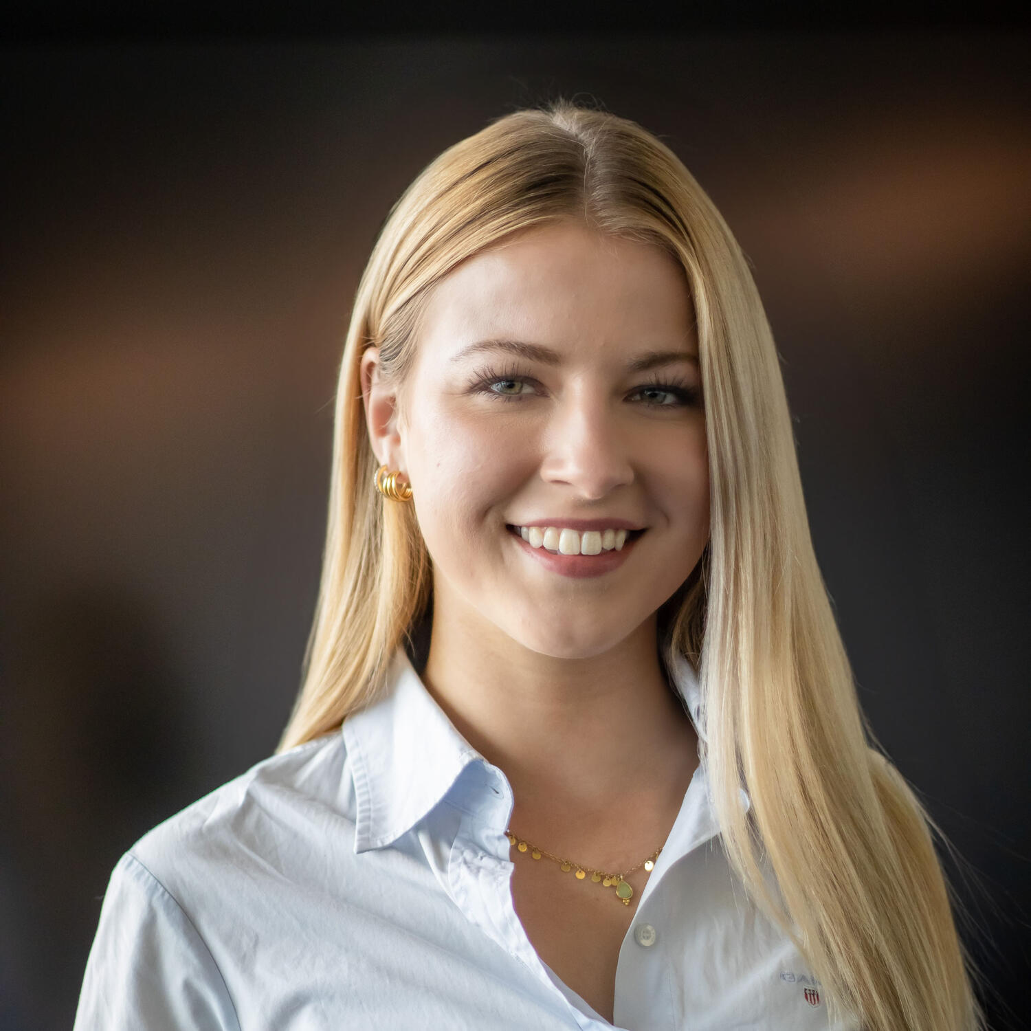 Blonde Frau mit blauem Hemd bewerbungsfoto frau duisburg business portrait