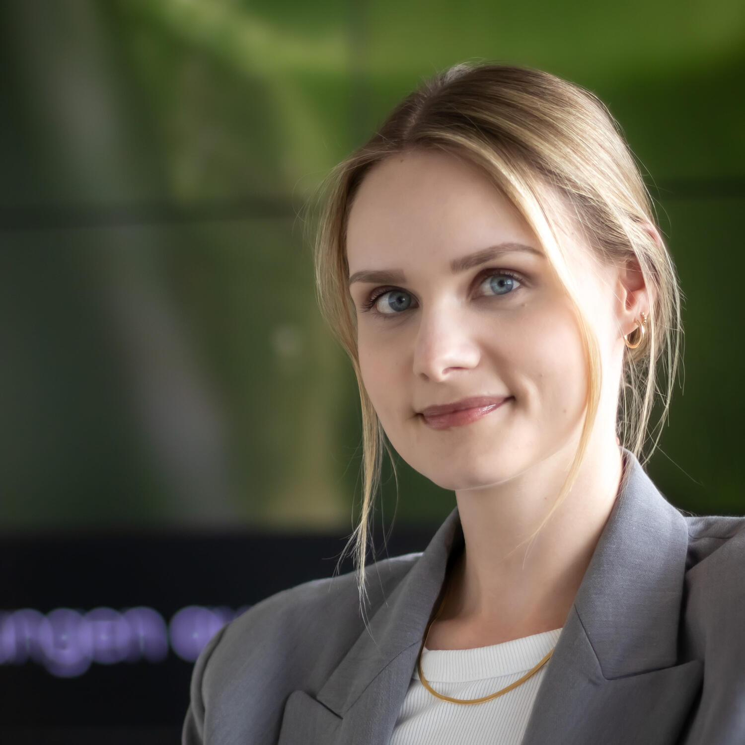 Frau mit grauem Blazer bewerbungsfoto businessfotograf duisburg