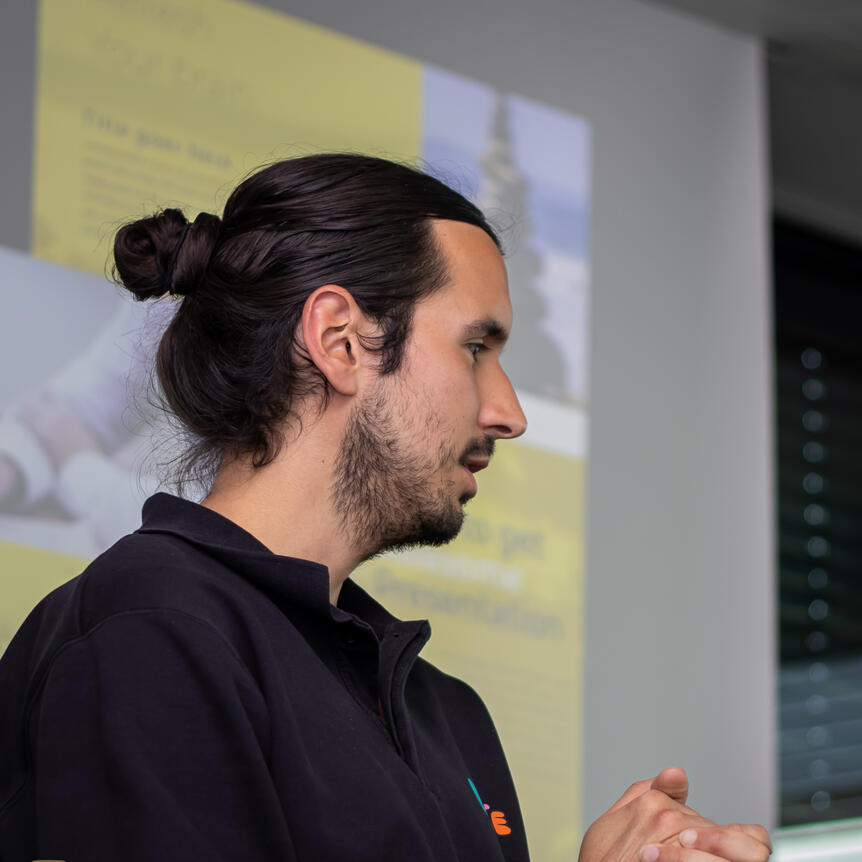 Mann mit Dutt im Gespräch unternehmensfotografie meeting duisburg