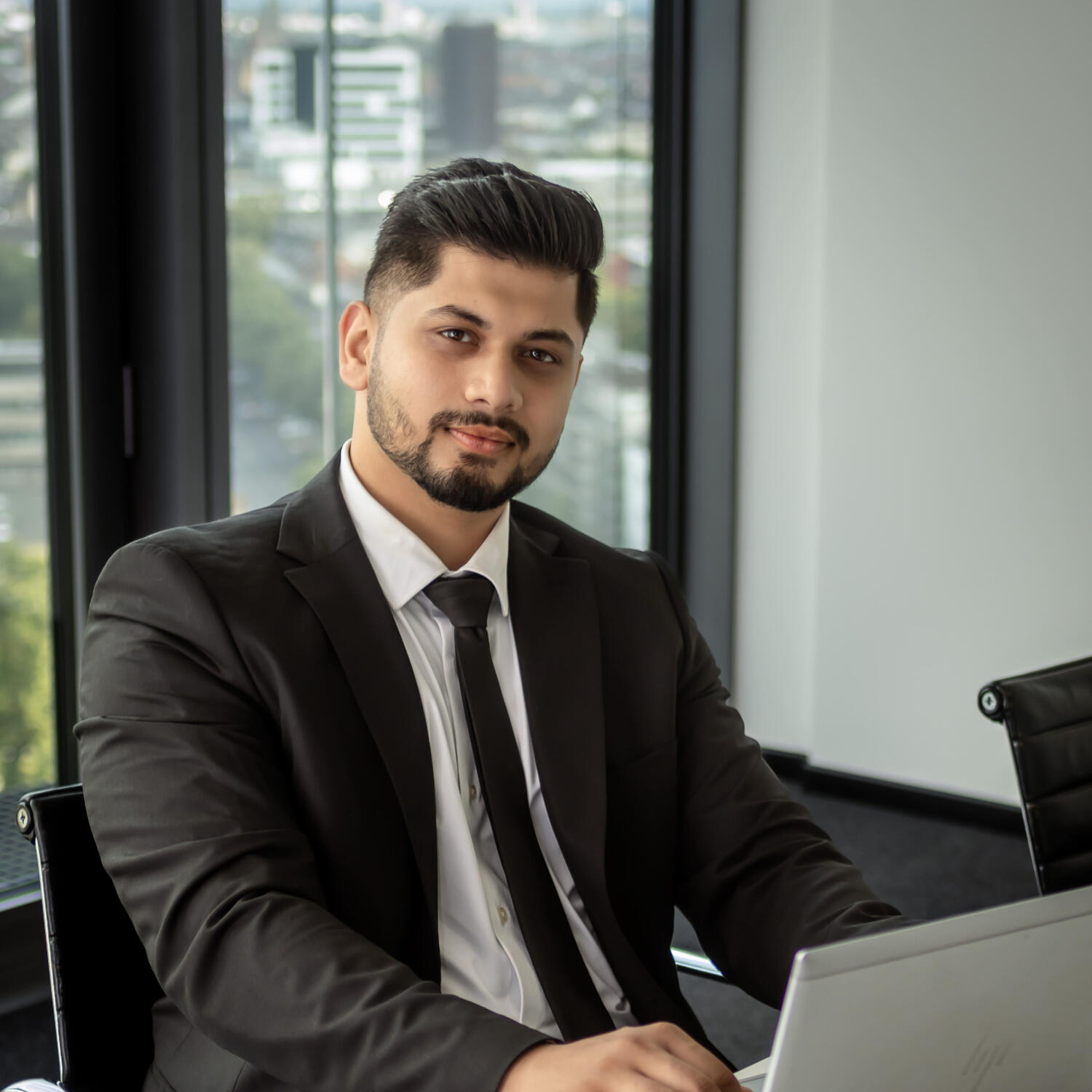 Mann im Anzug businessportrait mann unternehmen duisburg