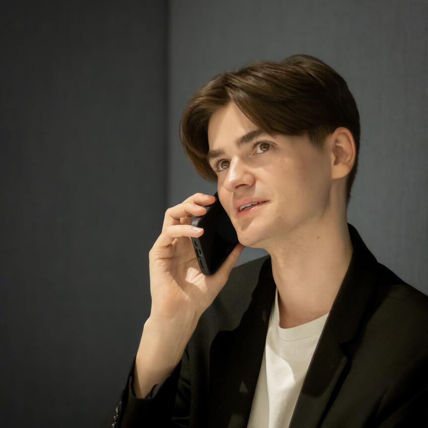 Mann am Telefon businessportrait unternehmer duisburg büro