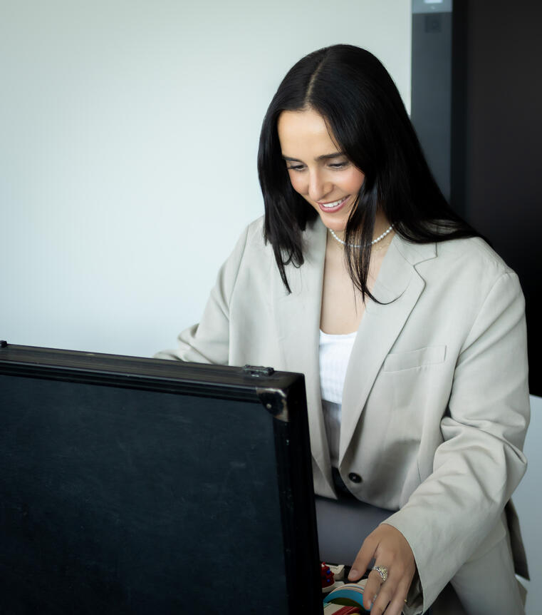 Frau am Aktenkoffer businessportrait selbstständige duisburg arbeitsumfeld