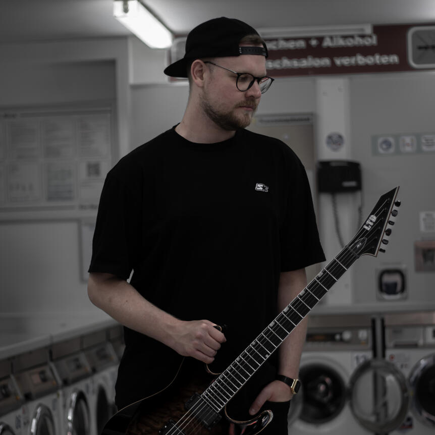 Mann mit Gitarre portrait musiker kreativ