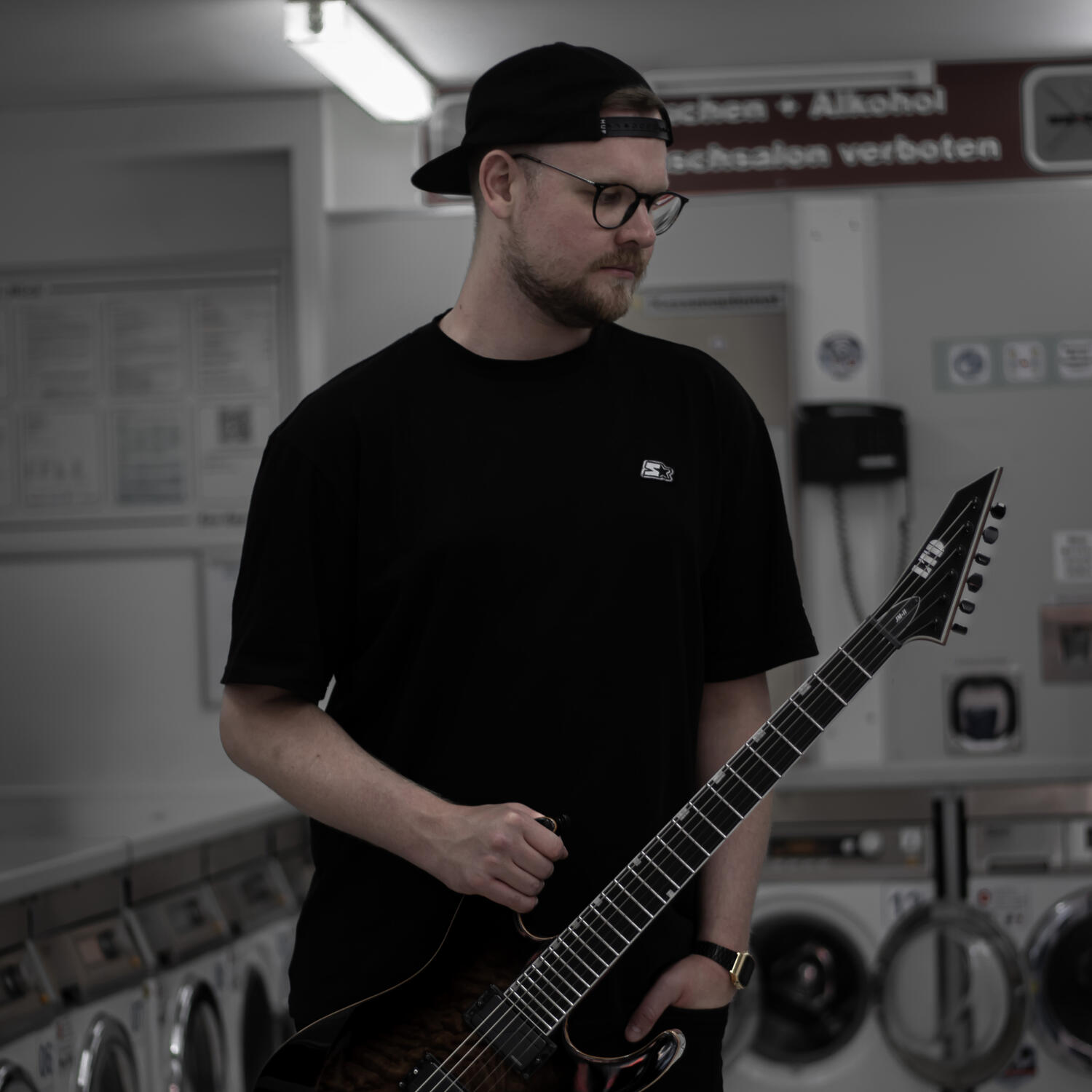 Mann mit Gitarre portrait musiker kreativ