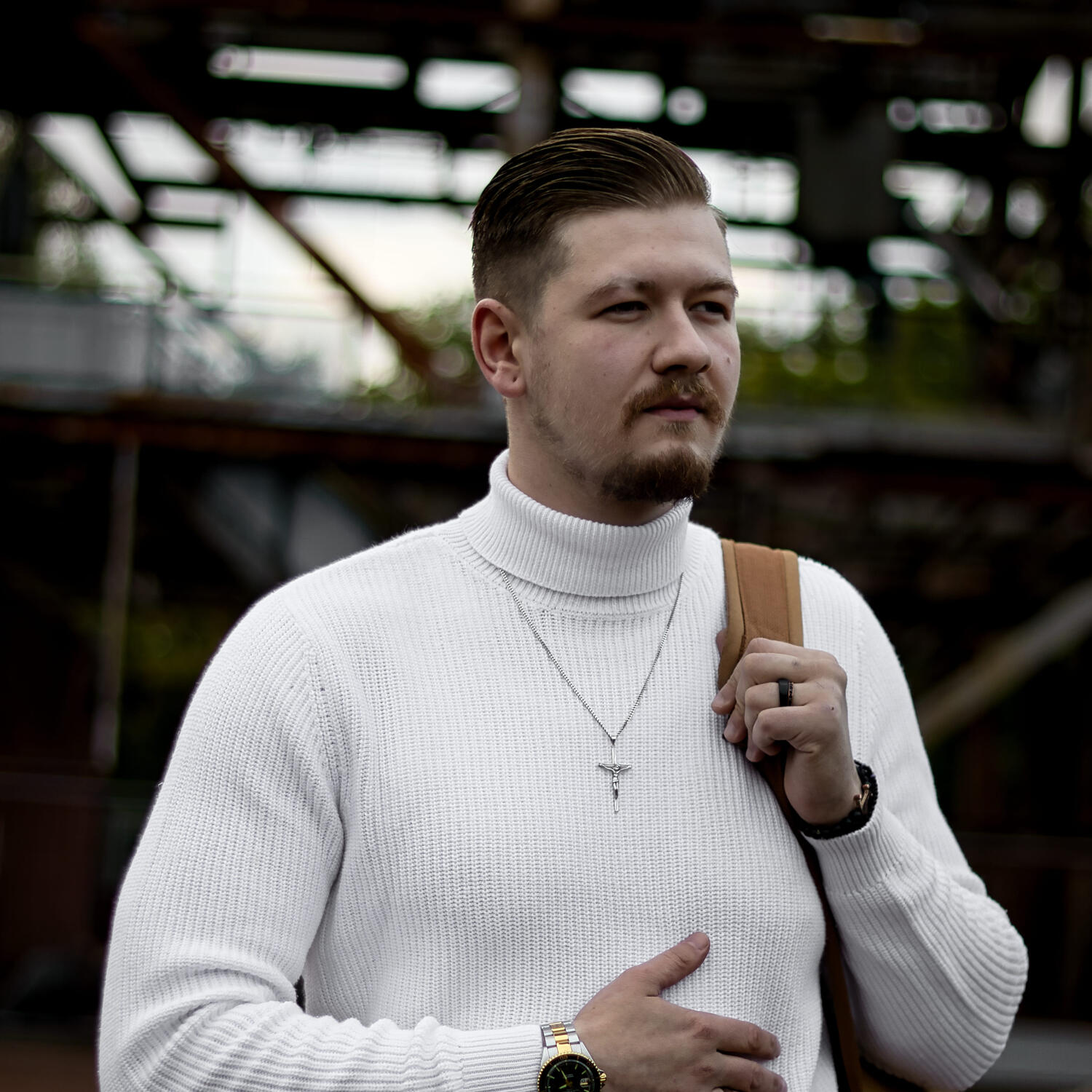 Mann mit weißem Pullover portrait mann urban