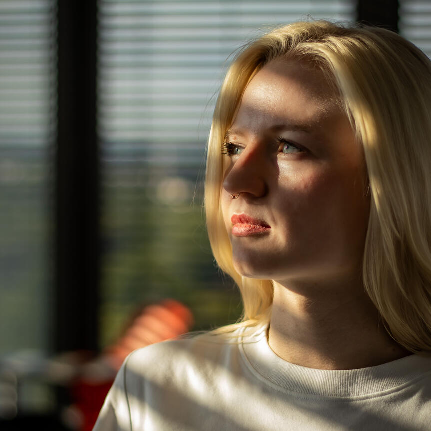 Frau im Fensterlicht portrait frau natürlich indoor