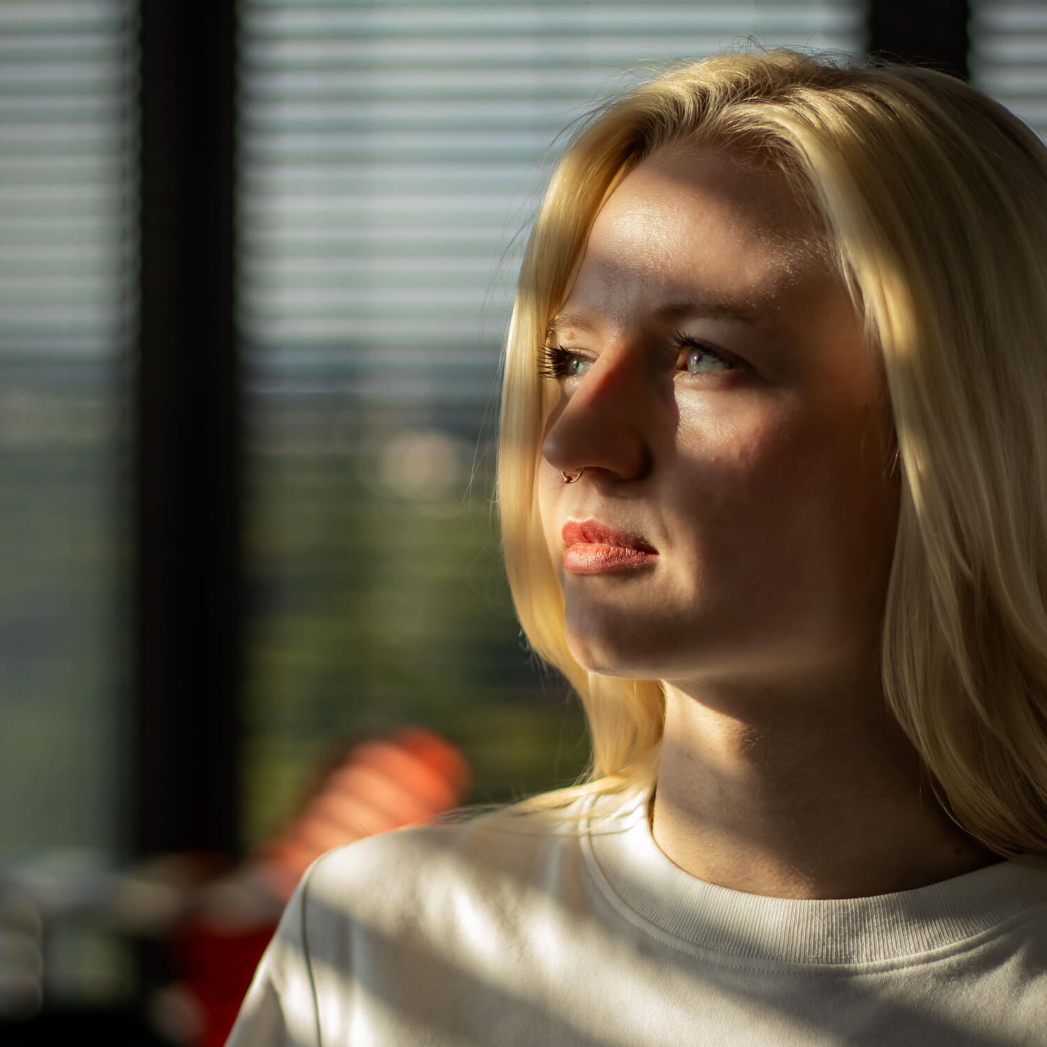 Frau im Fensterlicht portrait frau natürlich indoor