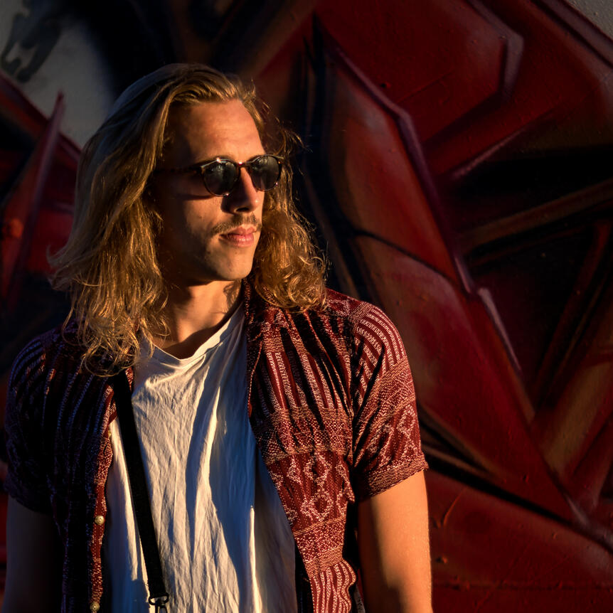 Mann mit langen Haaren portrait mann natürlich outdoor