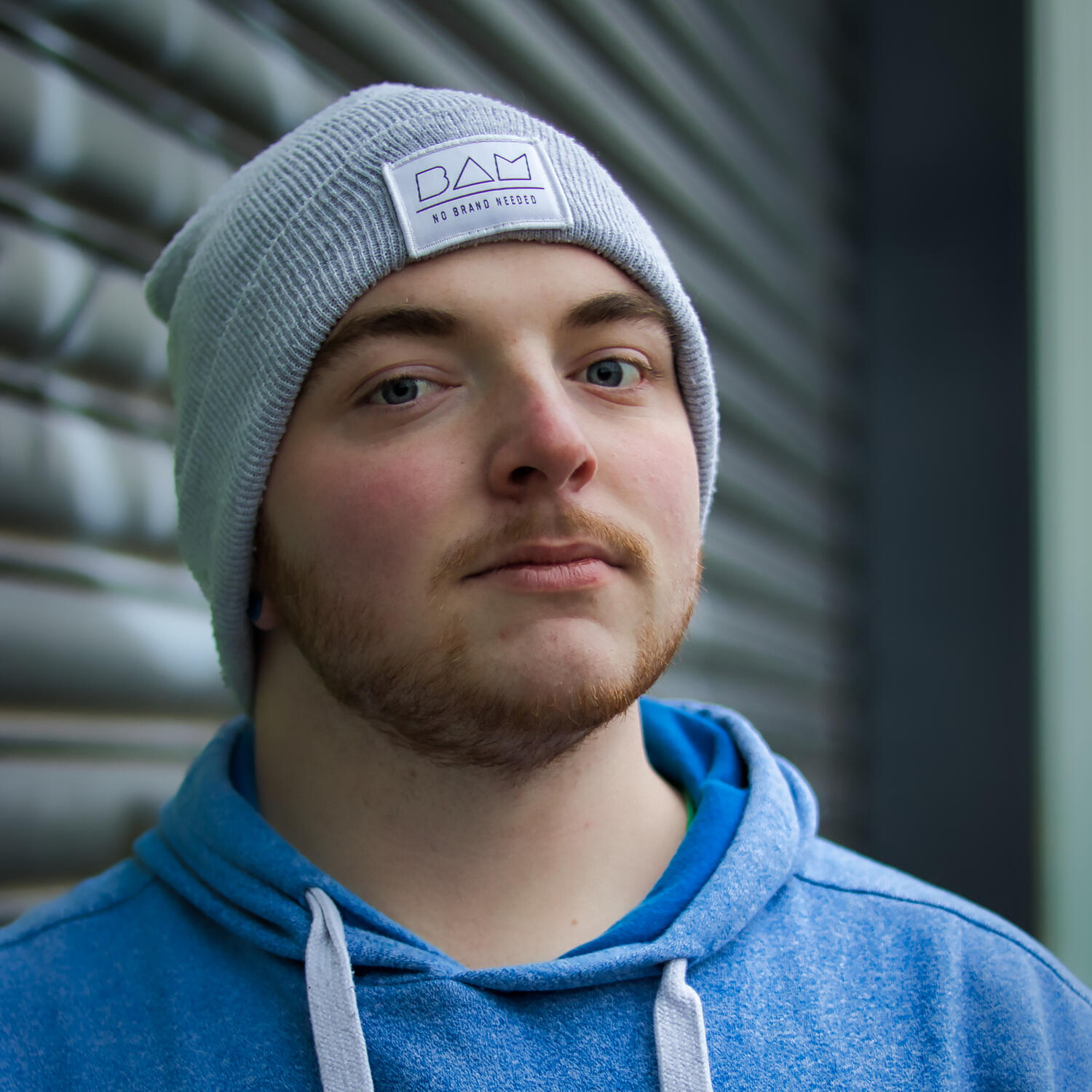 Mann mit Mütze portrait mann natürlich licht