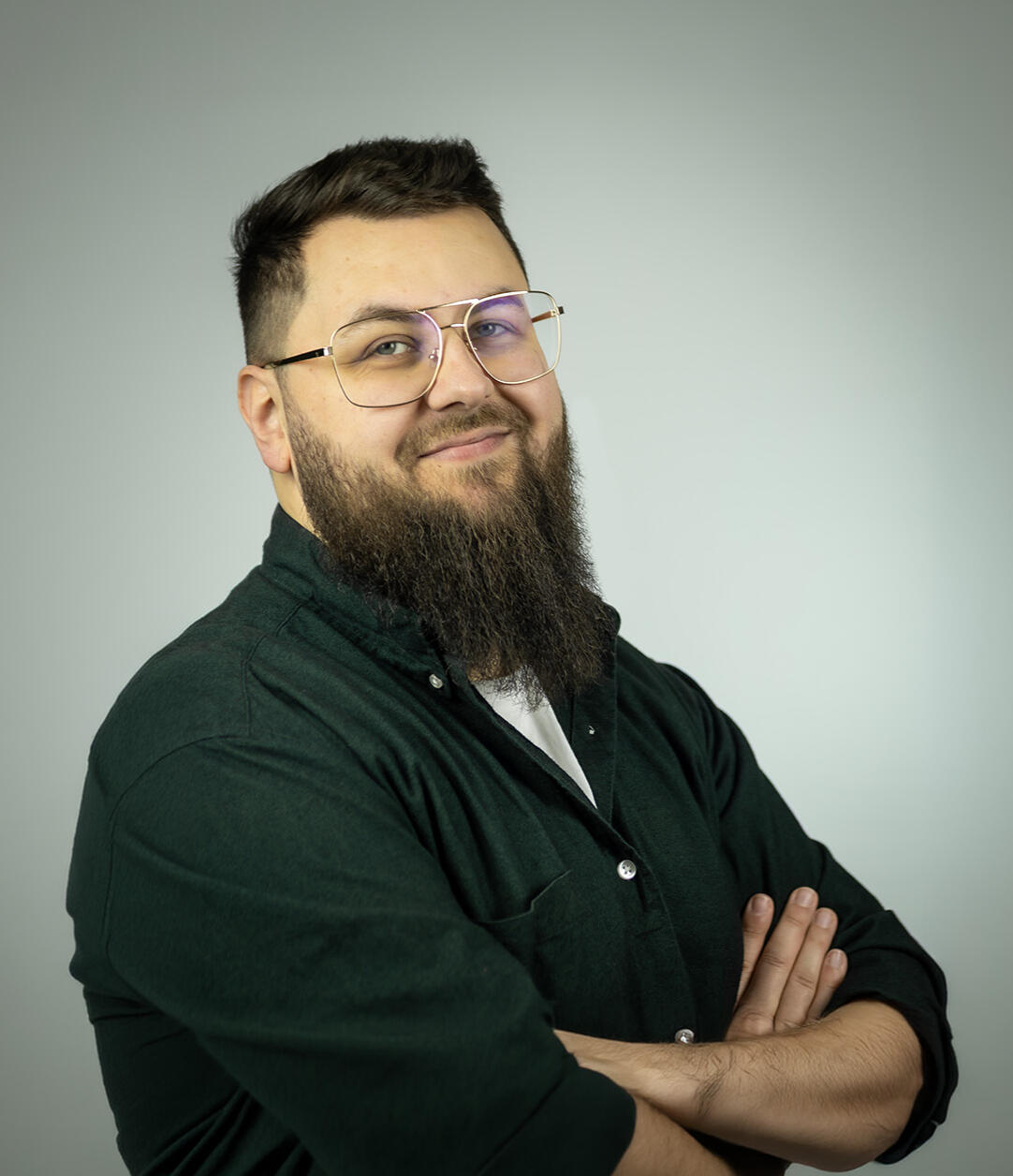 Mann mit Brille und Bart in grünem Hemd businessportrait mann Bewerbungsfoto duisburg